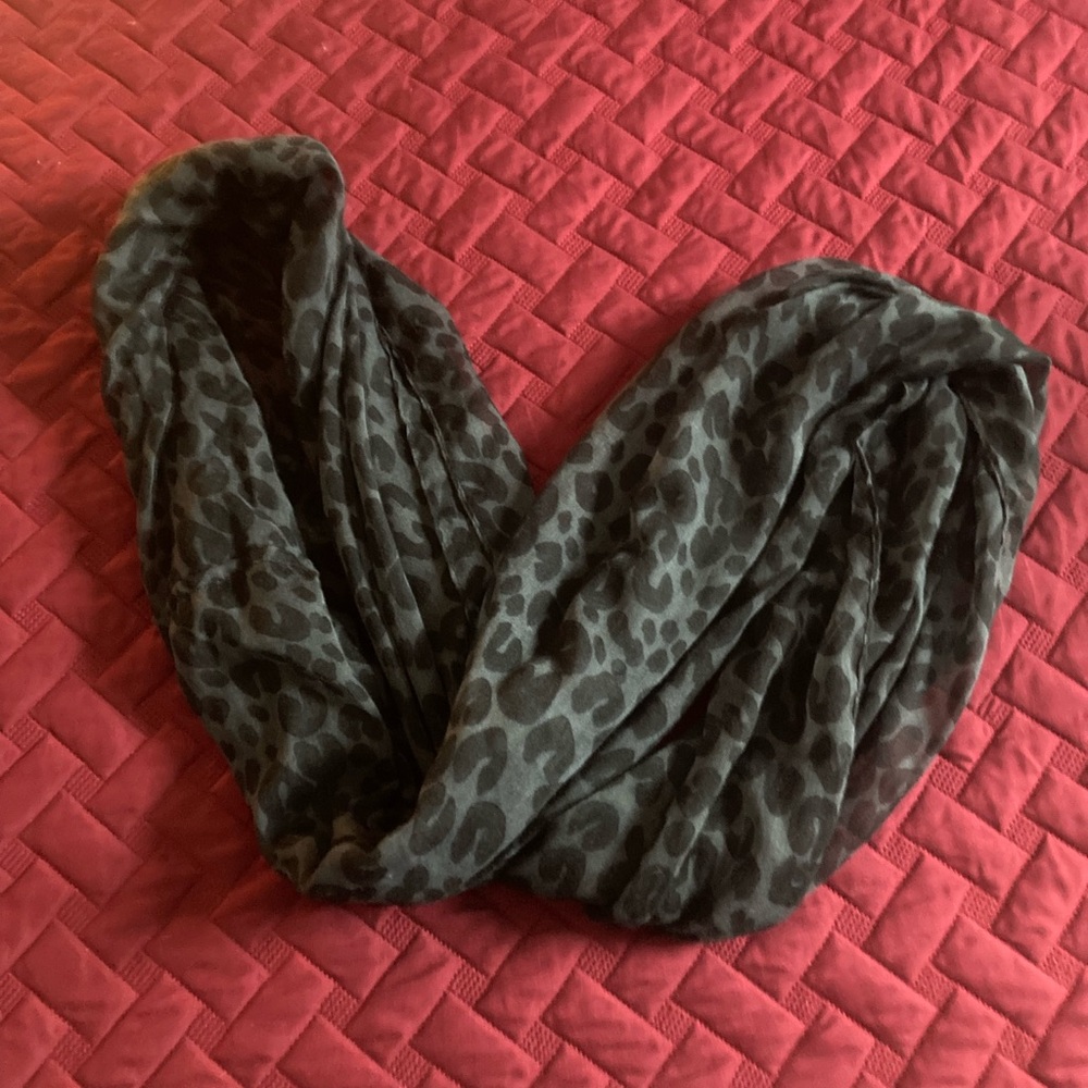 Gray Leopard Infinity Scarf 🐆🧣 - Picture 3 of 4